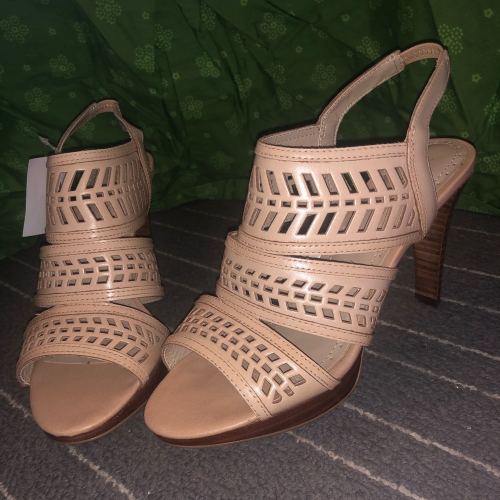 Adrienne Vittadini Beige design Heel!